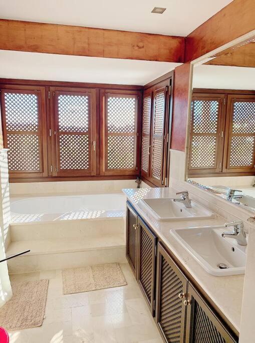 Sunkissed Luxury Panoramic Seaview In Marbella Pousada *