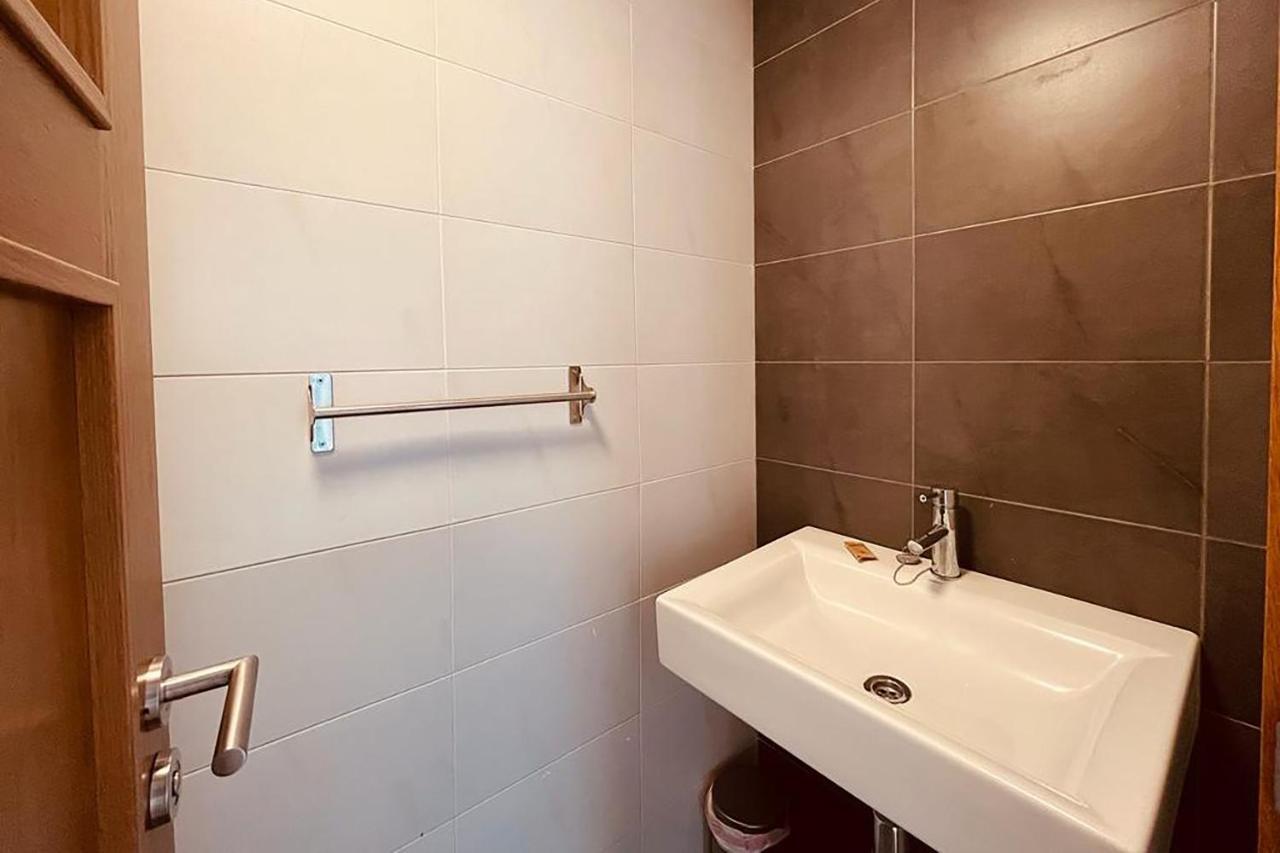 West Townhouse Lobon Holiday home