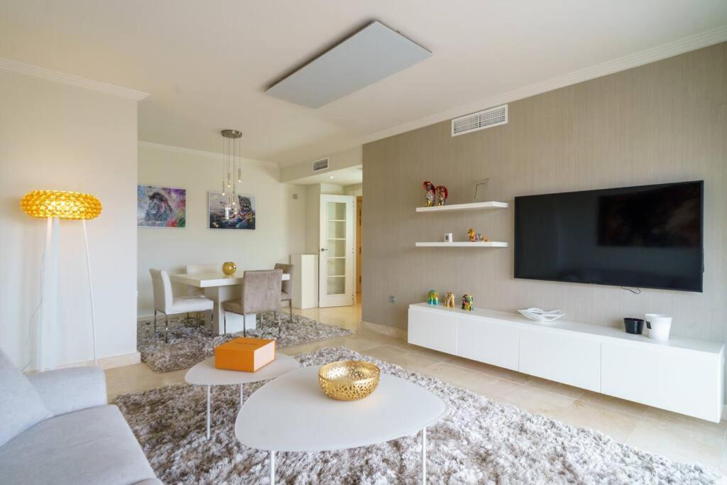 Acosta Vistas Al Mar Y Golf Apartment Estepona