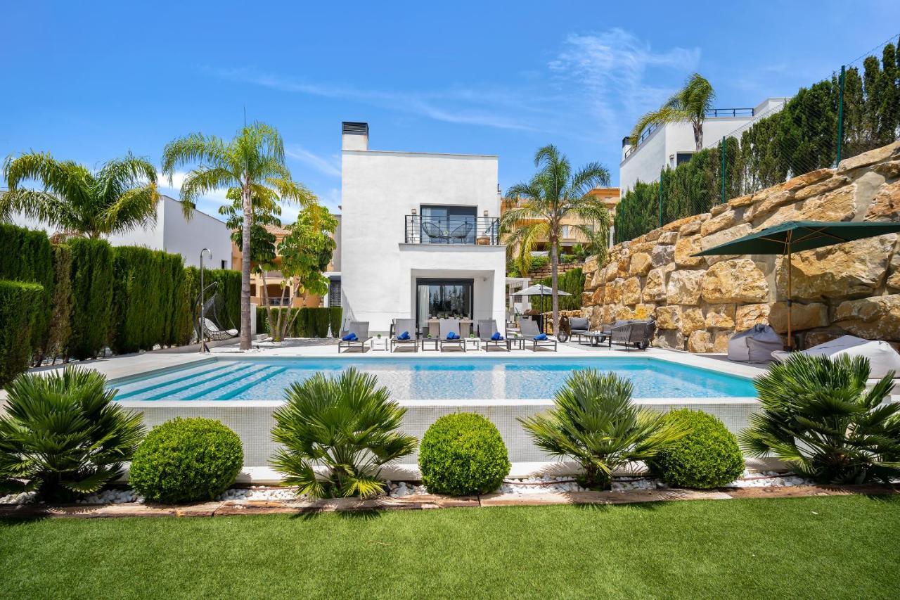 Villa Vacation Marbella I Iniesta, Golf Community, Brand-new Built, Infinity Pool Estepona