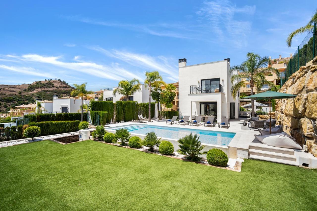 Villa Vacation Marbella I Iniesta, Golf Community, Brand-new Built, Infinity Pool Estepona