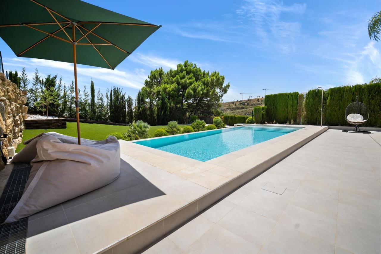 Vacation Marbella I Iniesta, Golf Community, Brand-new Built, Infinity Pool Villa Estepona