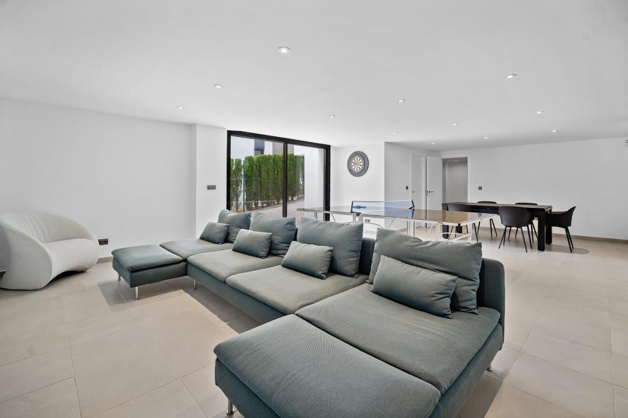 Vacation Marbella I Iniesta, Golf Community, Brand-new Built, Infinity Pool Villa Estepona