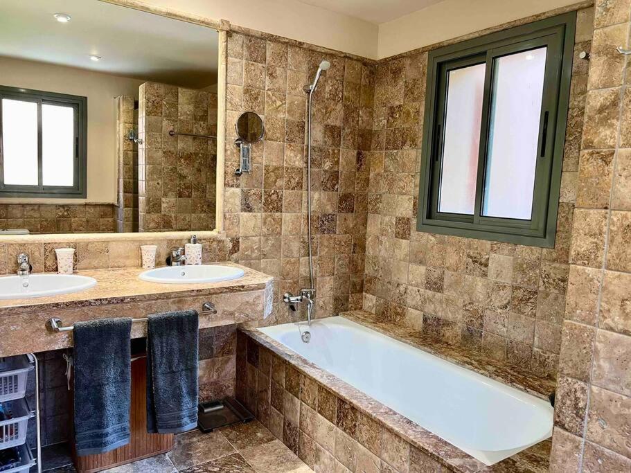 3 Bedroom In A Gorgeous Complex Apartment *