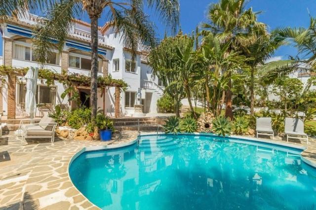 Arcadia - Avenida 28 De Adelfas 29680 Estepona, Malaga Villa *