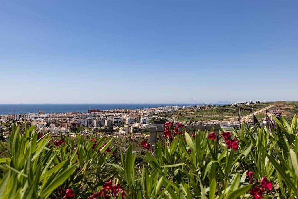 Luxurious At Hills With Stunning Views *