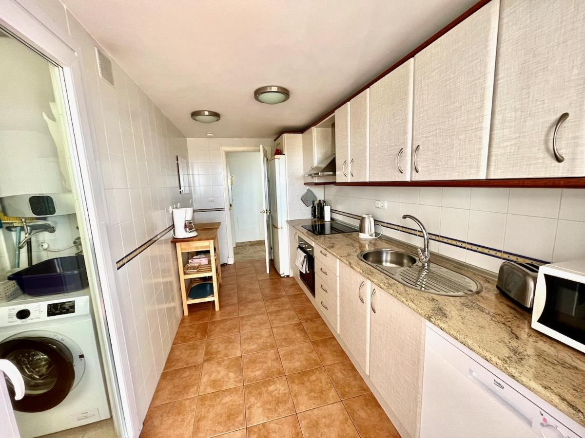 Penthouse Mit Private Dachterrasse Und Blick Auf Meer, Berge ,hafen