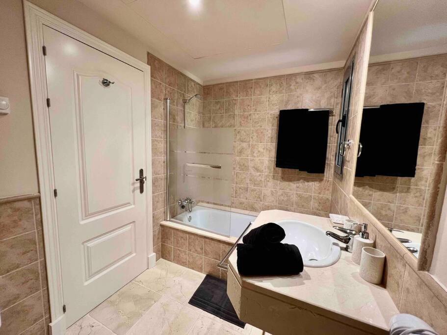3 Bedroom In A Gorgeous Complex Apartment
