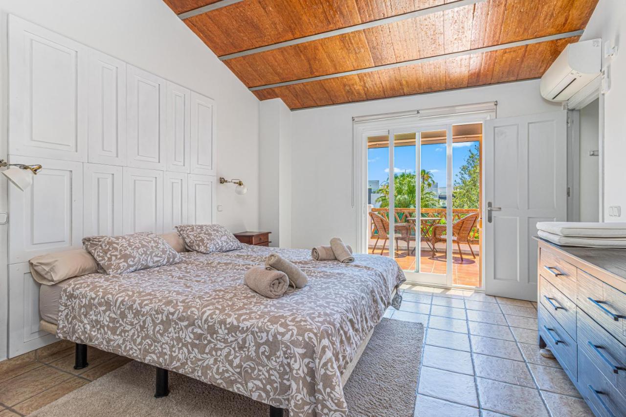 Spacious Beachfront Town House In With Fully Equipped Kitchen, Pools, Garden, Sea View Holiday home Estepona