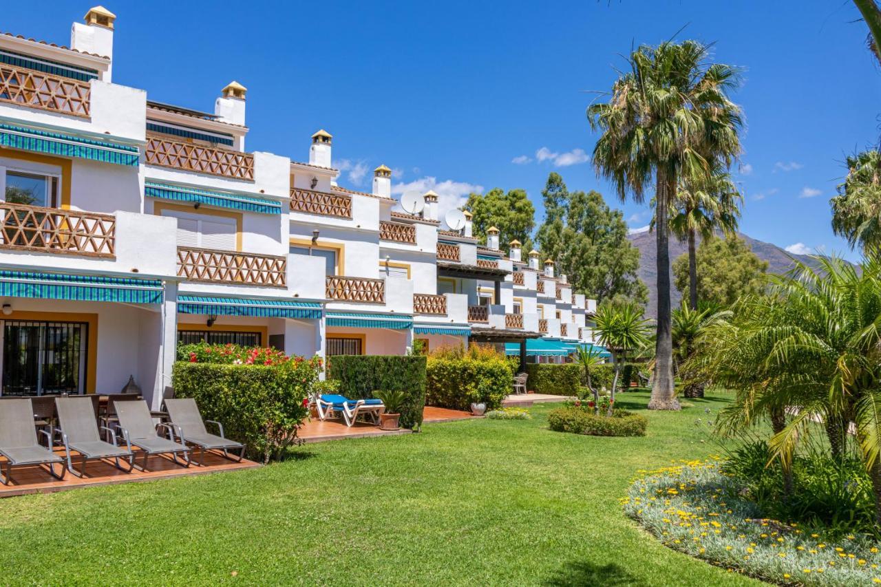 Spacious Beachfront Town House In With Fully Equipped Kitchen, Pools, Garden, Sea View Holiday home