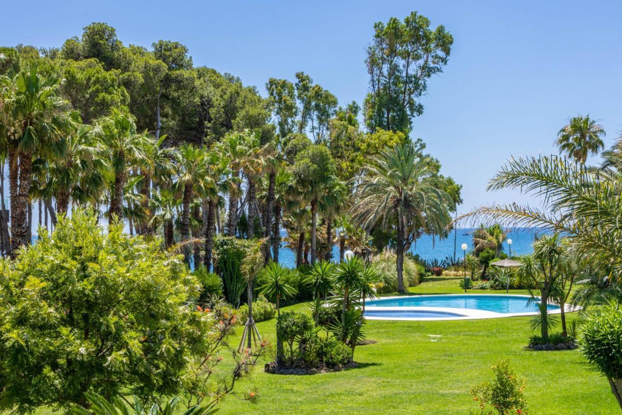 Spacious Beachfront Town House In With Fully Equipped Kitchen, Pools, Garden, Sea View Holiday home *