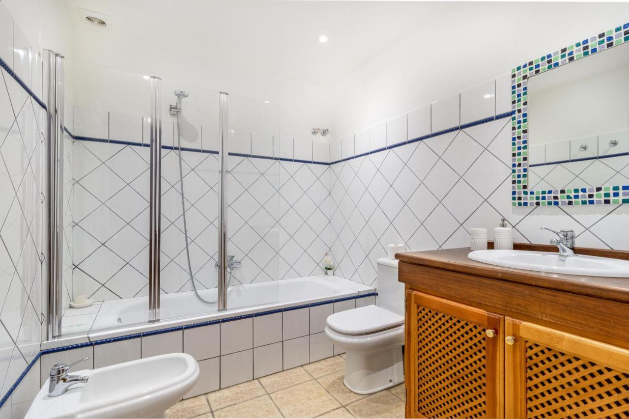 Spacious Beachfront Town House In With Fully Equipped Kitchen, Pools, Garden, Sea View Holiday home