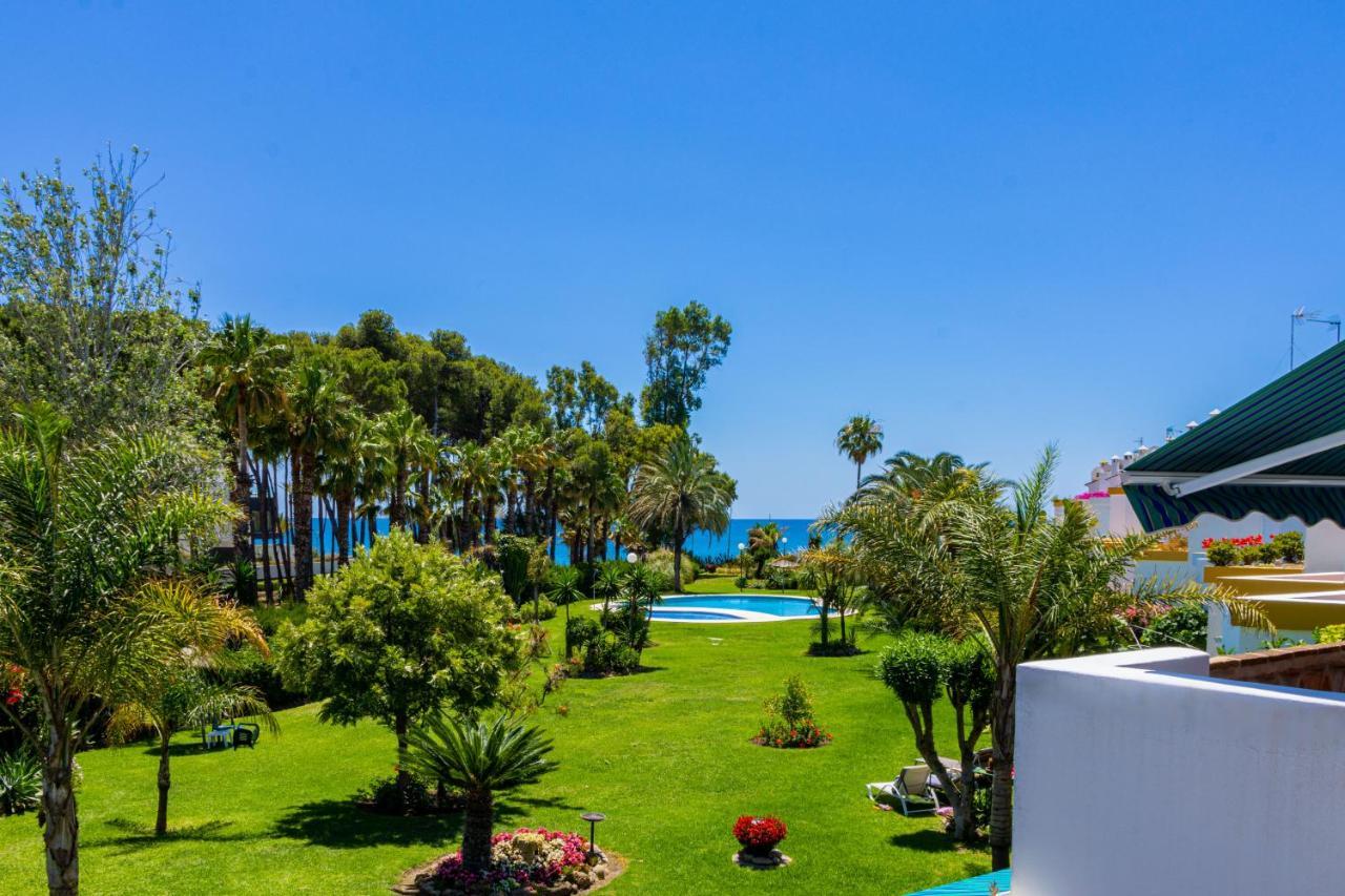 Spacious Beachfront Town House In With Fully Equipped Kitchen, Pools, Garden, Sea View