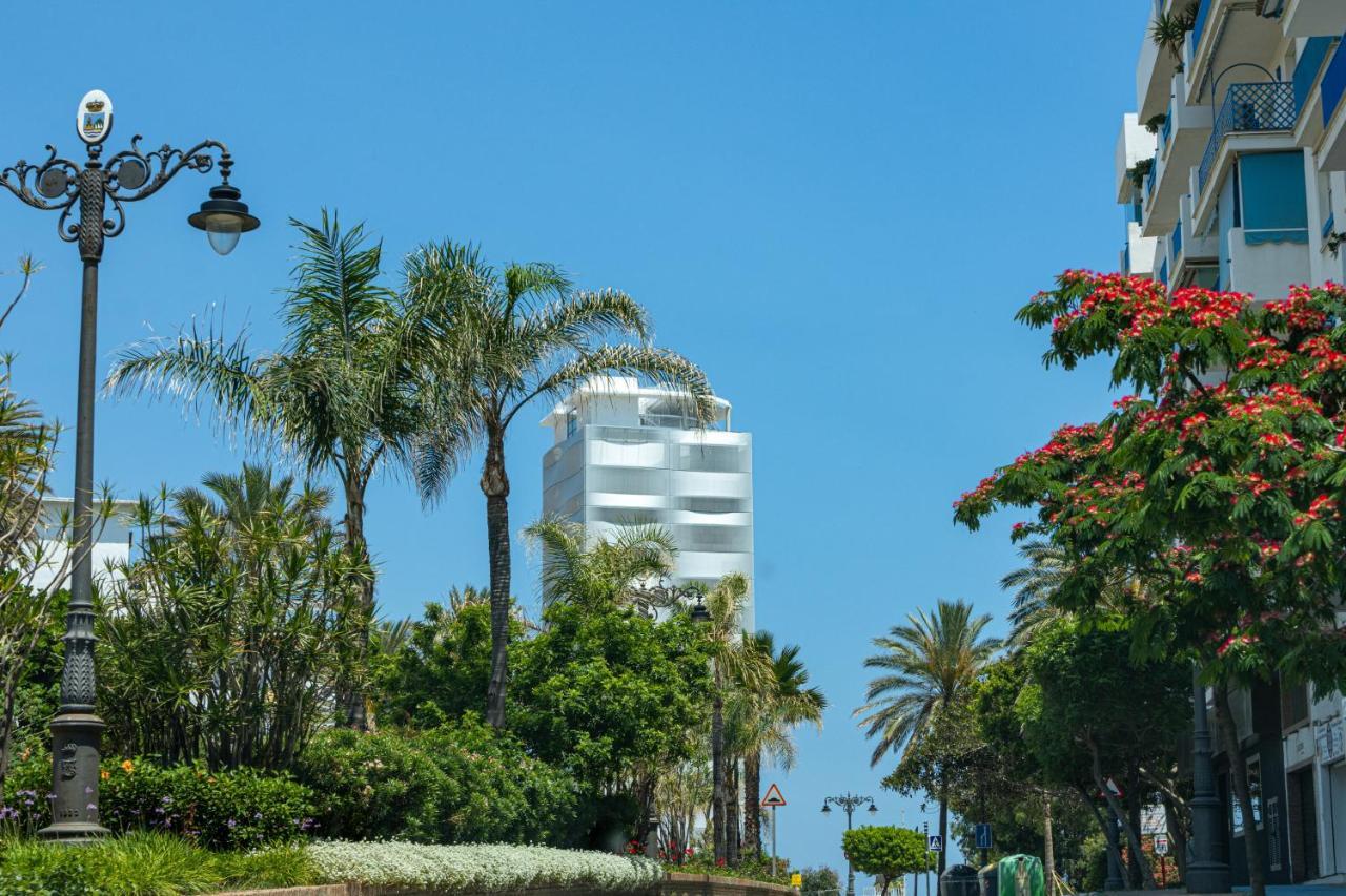 Spacious Beachfront Town House In With Fully Equipped Kitchen, Pools, Garden, Sea View *