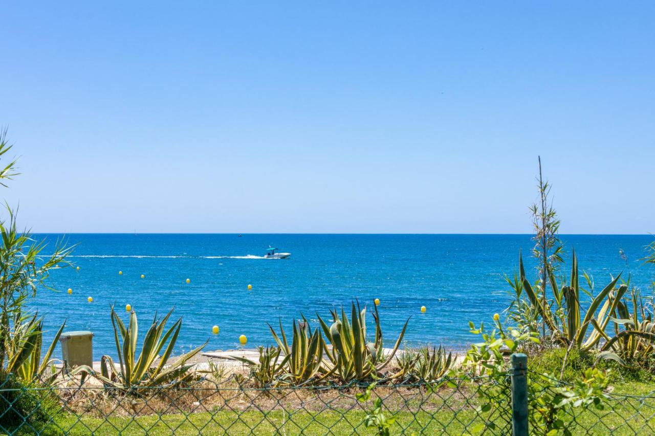 Spacious Beachfront Town House In With Fully Equipped Kitchen, Pools, Garden, Sea View