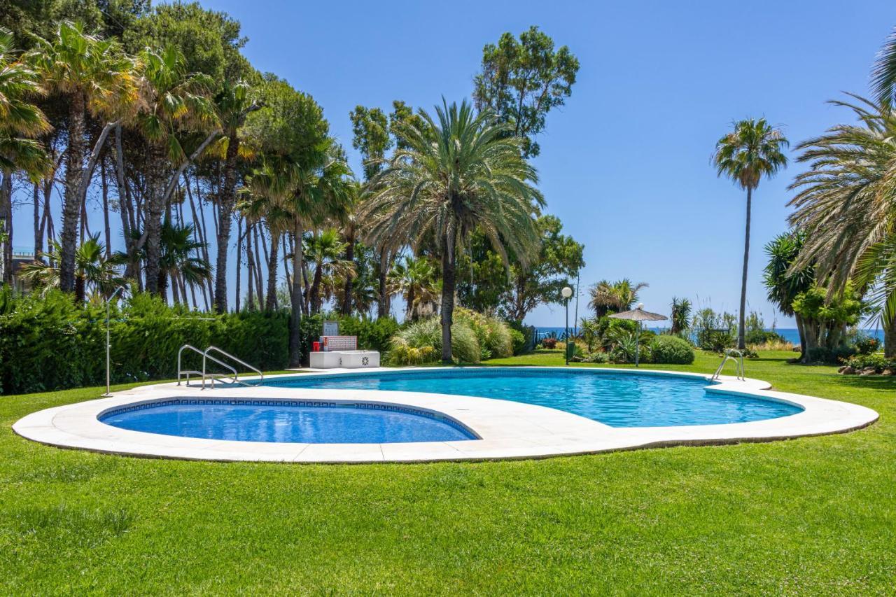Spacious Beachfront Town House In With Fully Equipped Kitchen, Pools, Garden, Sea View Holiday home Estepona