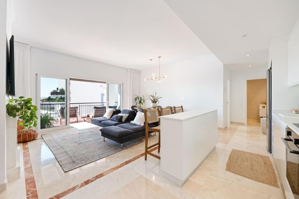 Luxury 3 Bed With Pools And Gym Apartment