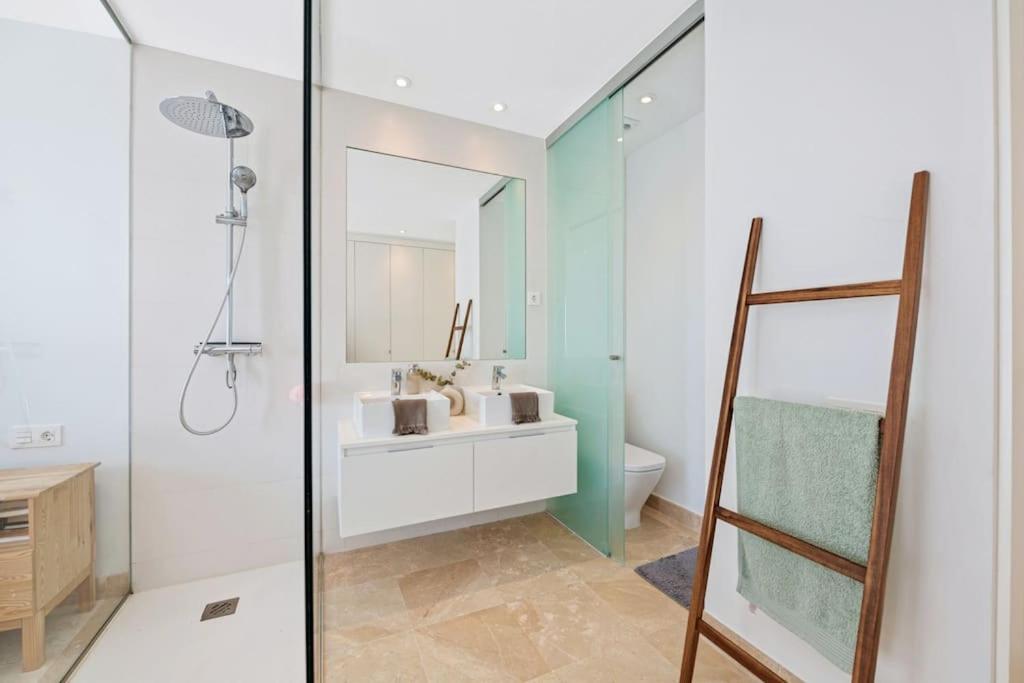 Luxury 3 Bed With Pools And Gym Apartment *