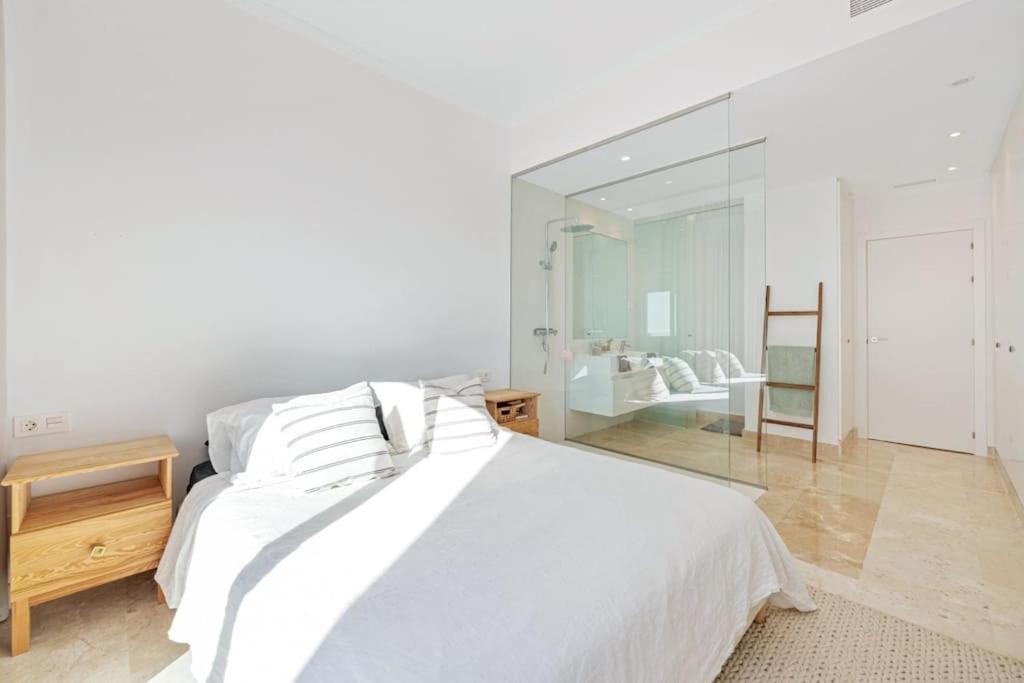 Luxury 3 Bed With Pools And Gym Apartment