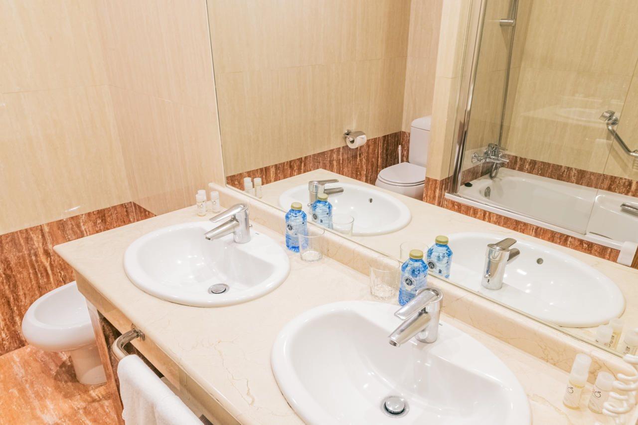 Oh Caledonia Hotel 4*