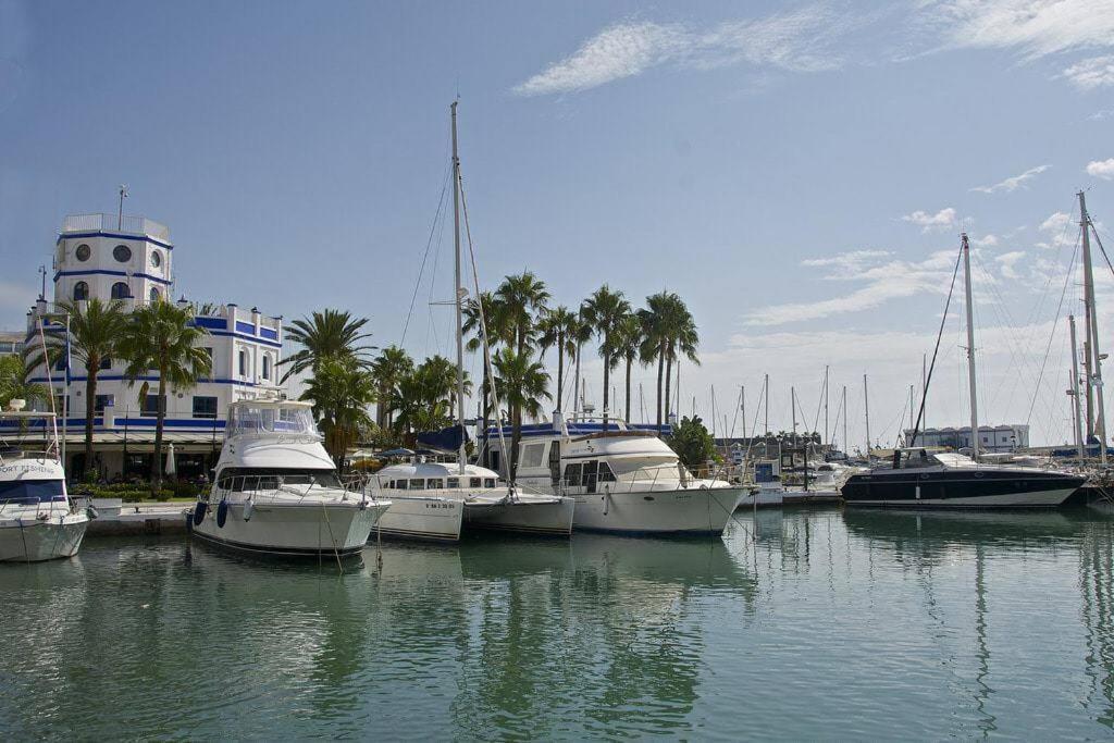 1st Line Of The Beach, La Rada Beach! Ac,wifi,terrace, Private Parking Estepona