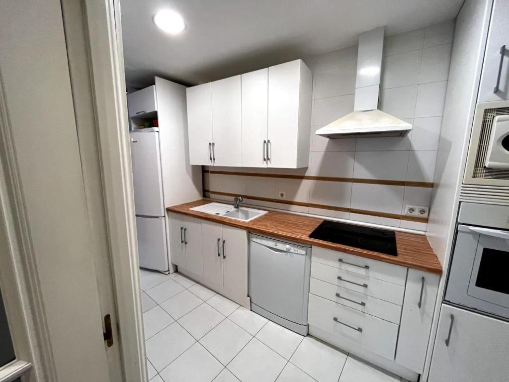Junto Al Puerto Deportivo De Apartamento Estepona
