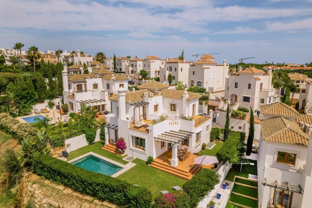 Villa Con Piscina Climatizada Y Vistas Al Golf Estepona