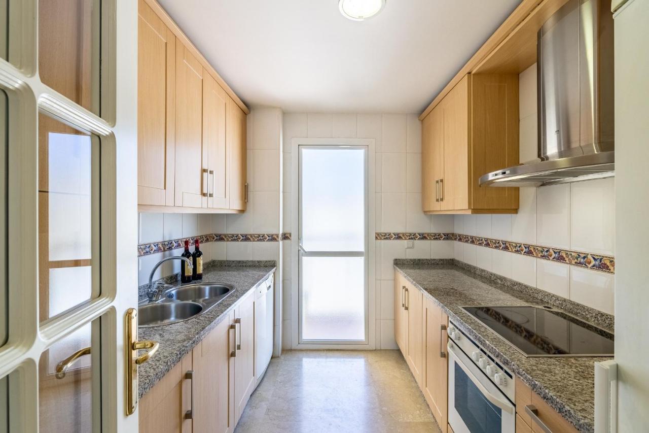 Apartment Cozy 2-bedroom Beachfront Retreat In