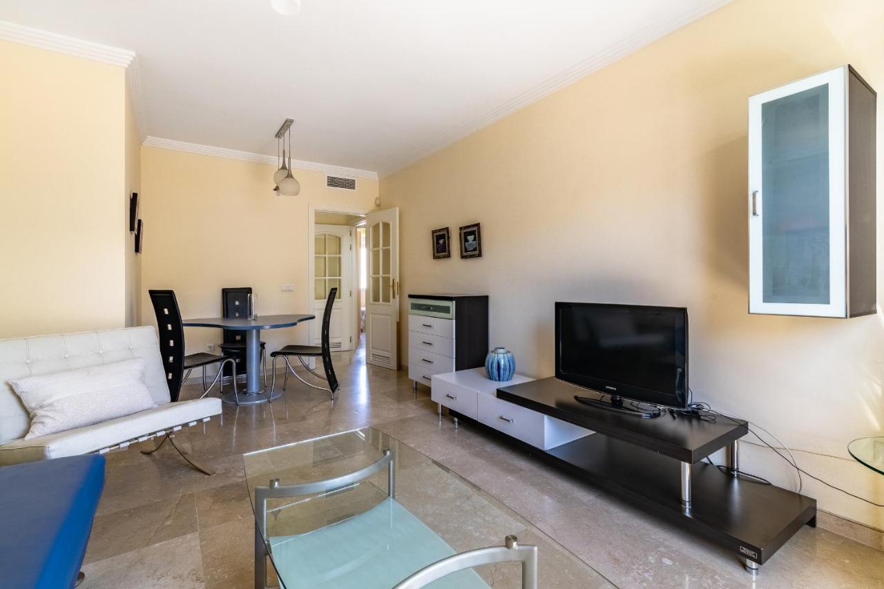 Cozy 2-bedroom Beachfront Retreat In Apartment Estepona