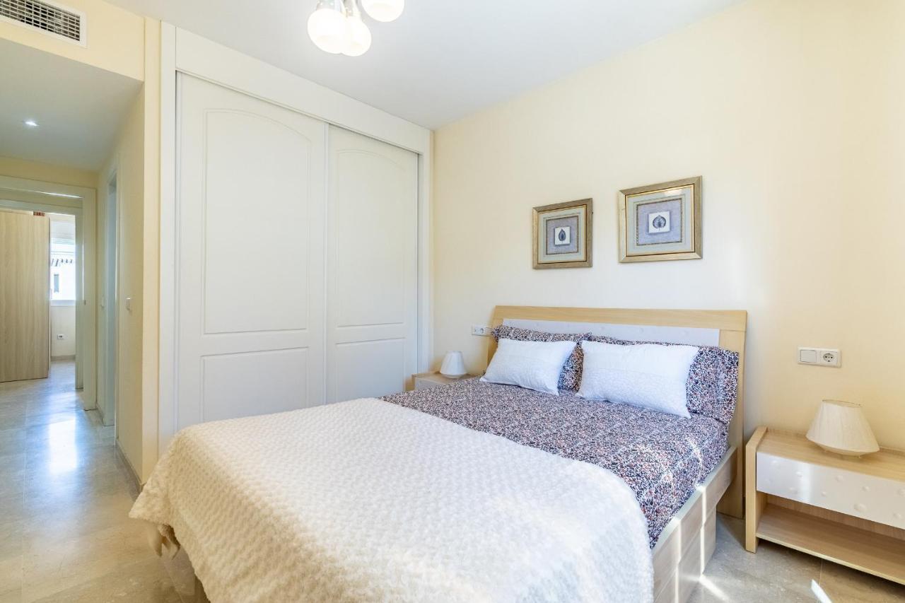 Cozy 2-bedroom Beachfront Retreat In Apartment *
