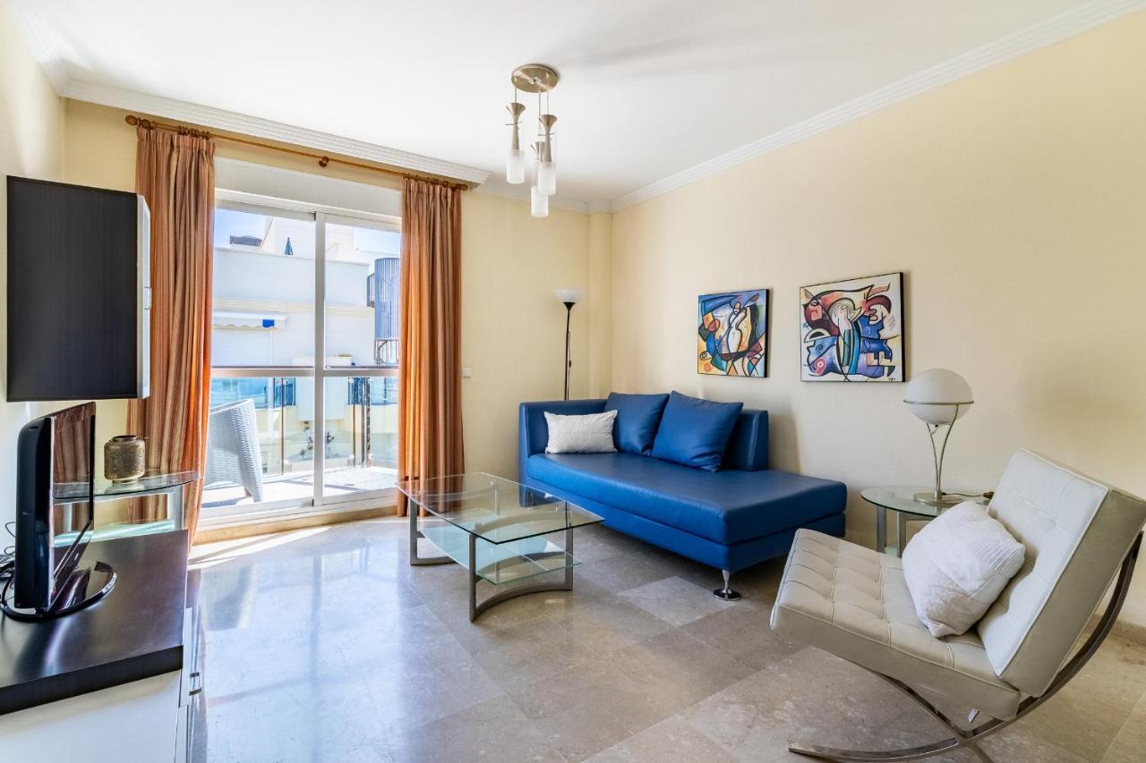 Cozy 2-bedroom Beachfront Retreat In Apartment Estepona