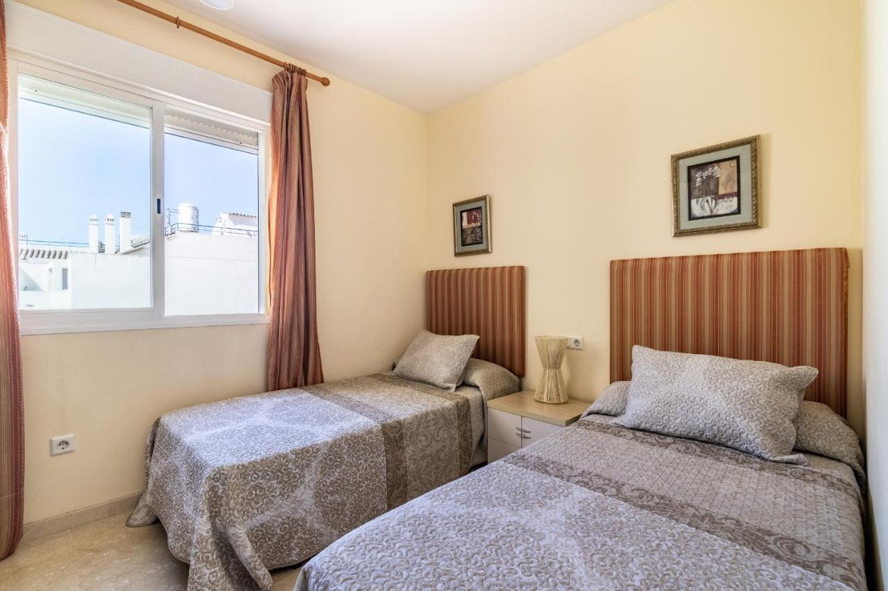 Cozy 2-bedroom Beachfront Retreat In Apartment Estepona
