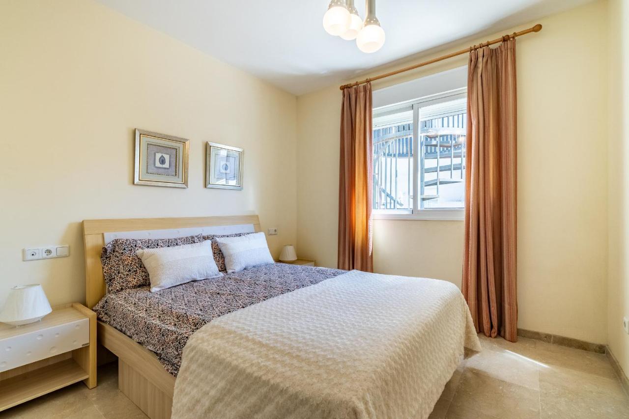 Cozy 2-bedroom Beachfront Retreat In Apartment