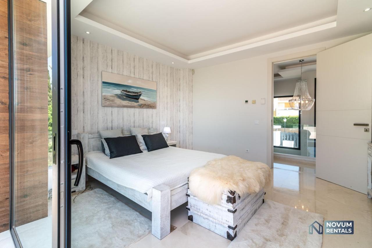 Remarkable 5-bdrm - Heated Pool & Gym Villa