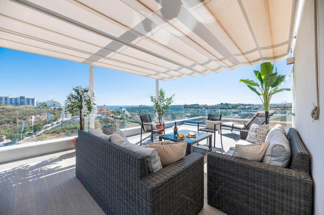 Unique 3-bdrm Townhouse, Stunning View, Pool & Bbq Apartment *