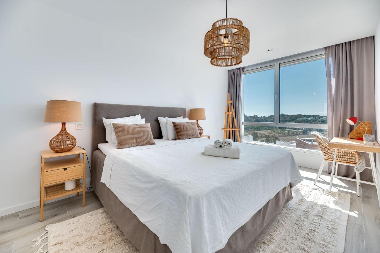 Unique 3-bdrm Townhouse, Stunning View, Pool & Bbq Apartment *