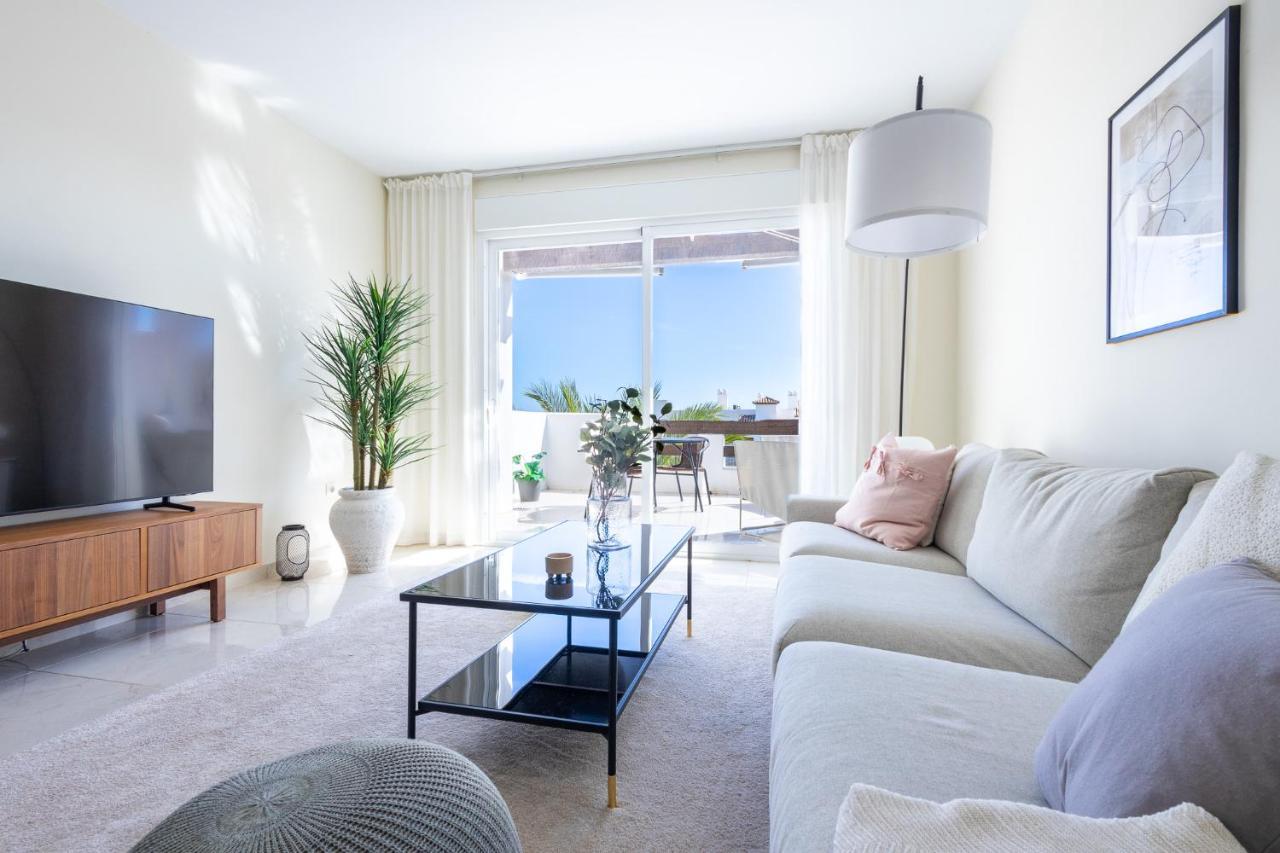 Floor Spacious With Sea Views In Costalita Estepona