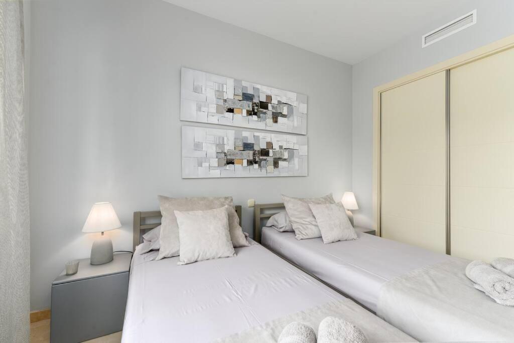 Modern In Alcazaba Lagoon Apartment