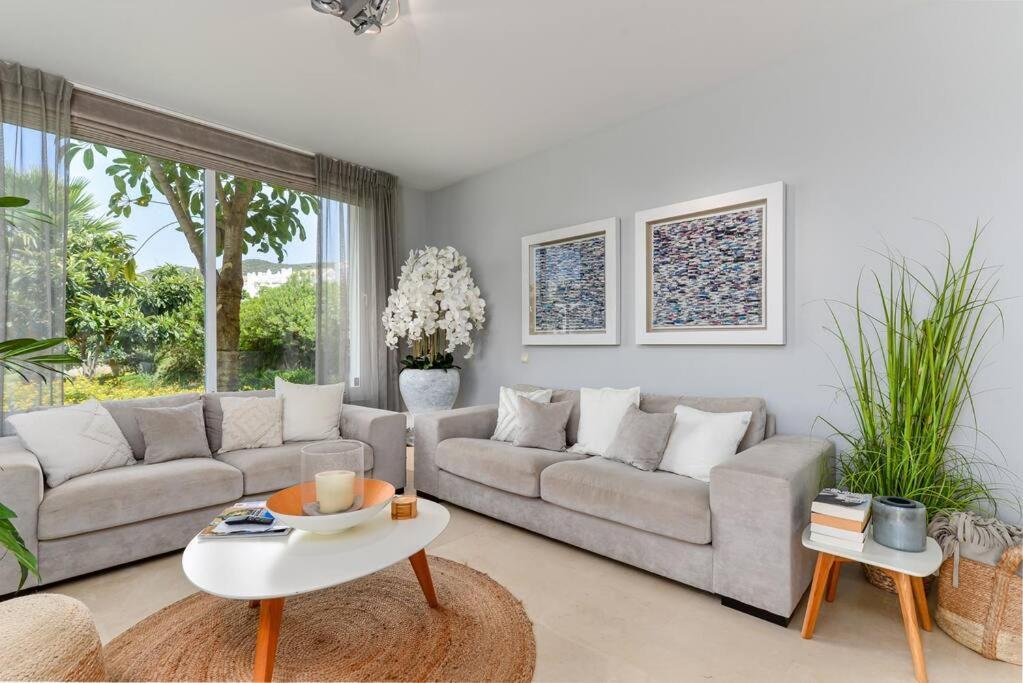 Modern In Alcazaba Lagoon Apartment