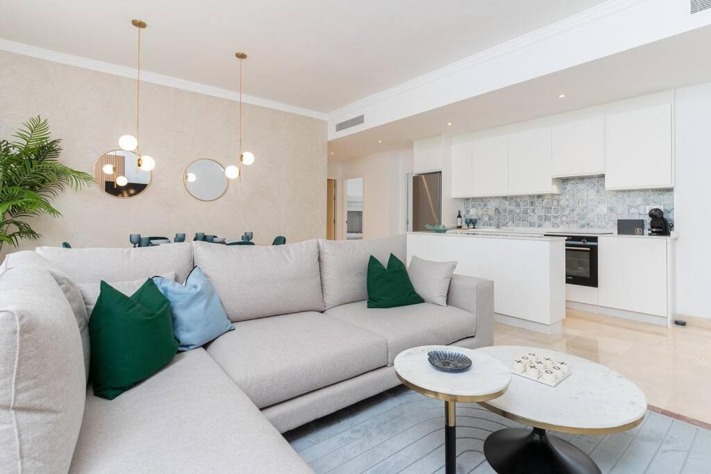 Stunning Apartment-7 People-6 Pools.402