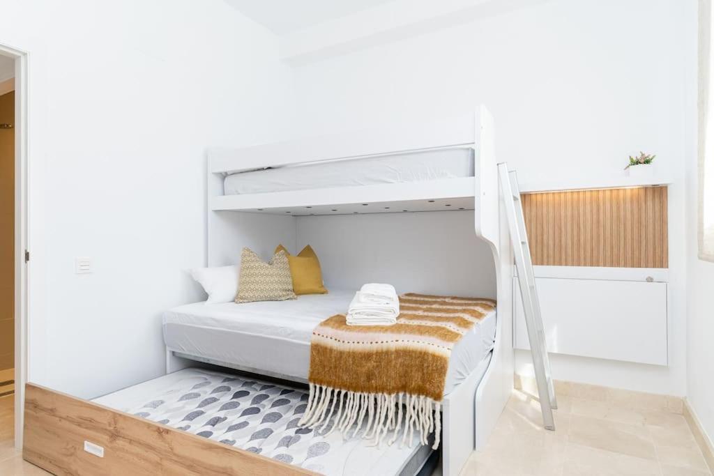 Stunning Apartment-7 People-6 Pools.402 *