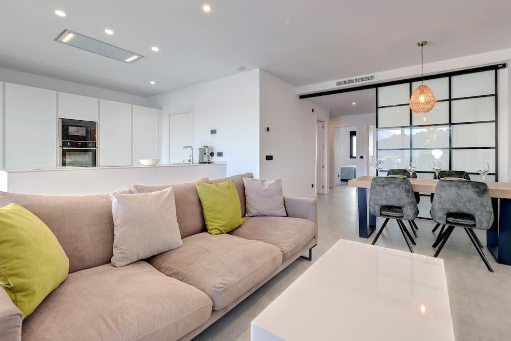 Elegant Two Bedroom At Hills!