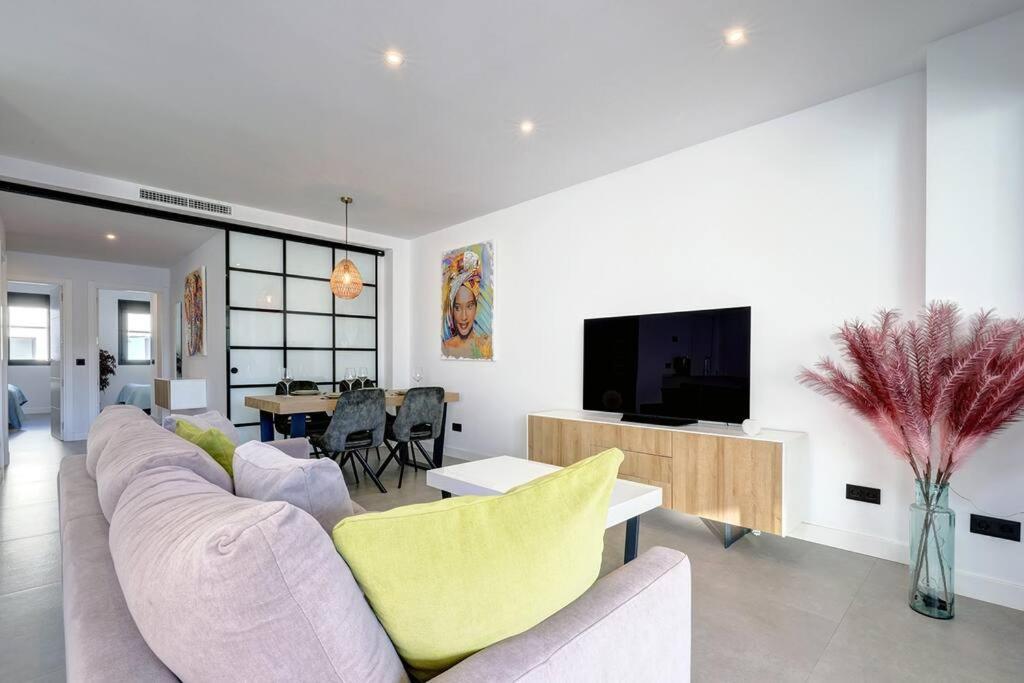 Elegant Two Bedroom At Hills! Apartment *