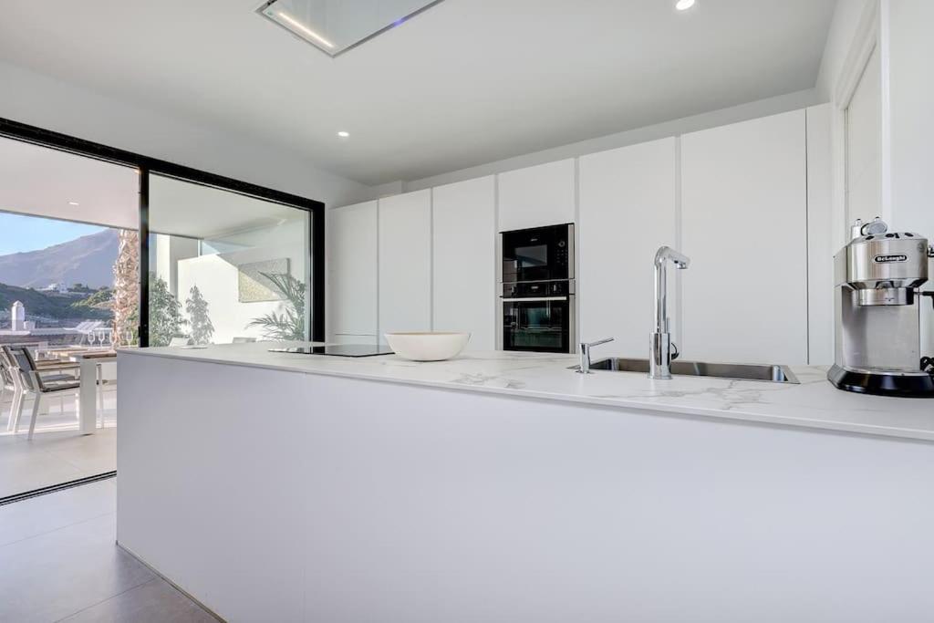 Elegant Two Bedroom At Hills! Apartment