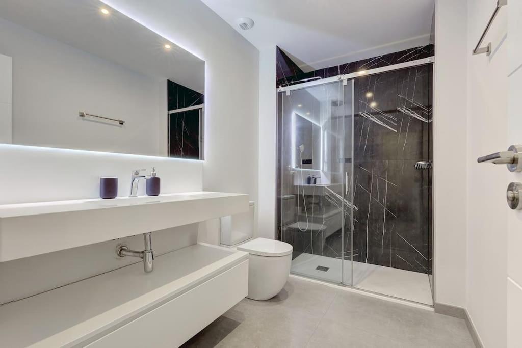 Elegant Two Bedroom At Hills!