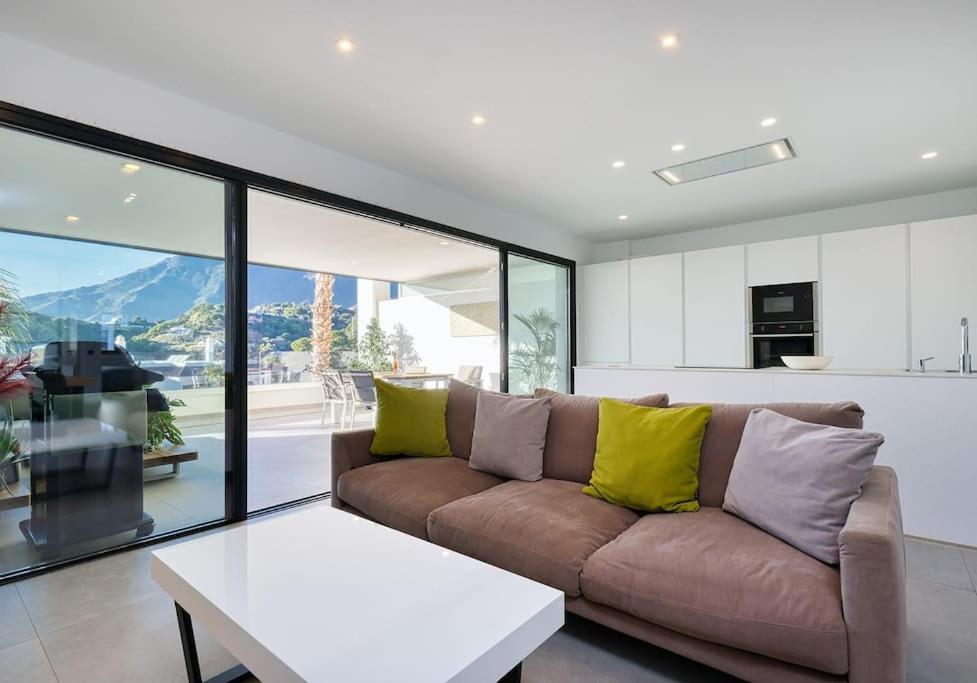 Apartment Elegant Two Bedroom At Hills!