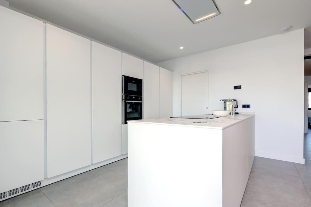 Elegant Two Bedroom At Hills! *