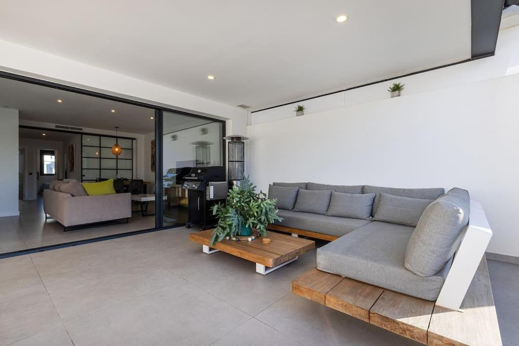 Elegant Two Bedroom At Hills! Apartment *