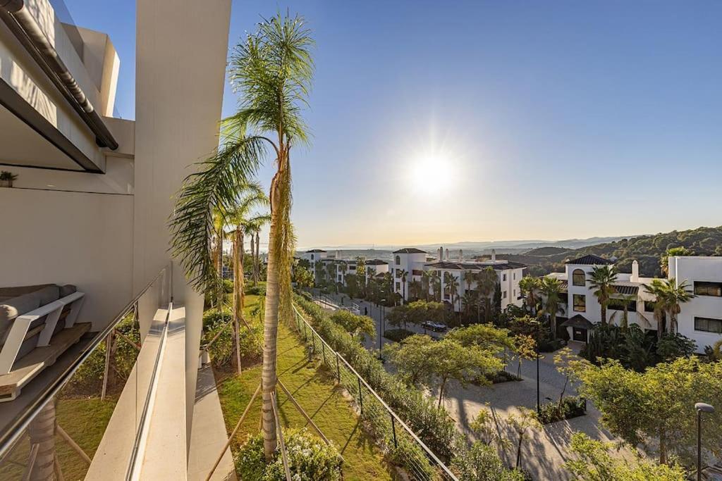 Elegant Two Bedroom At Hills! Apartment