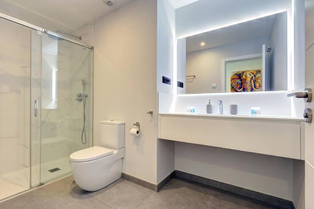 Elegant Two Bedroom At Hills!